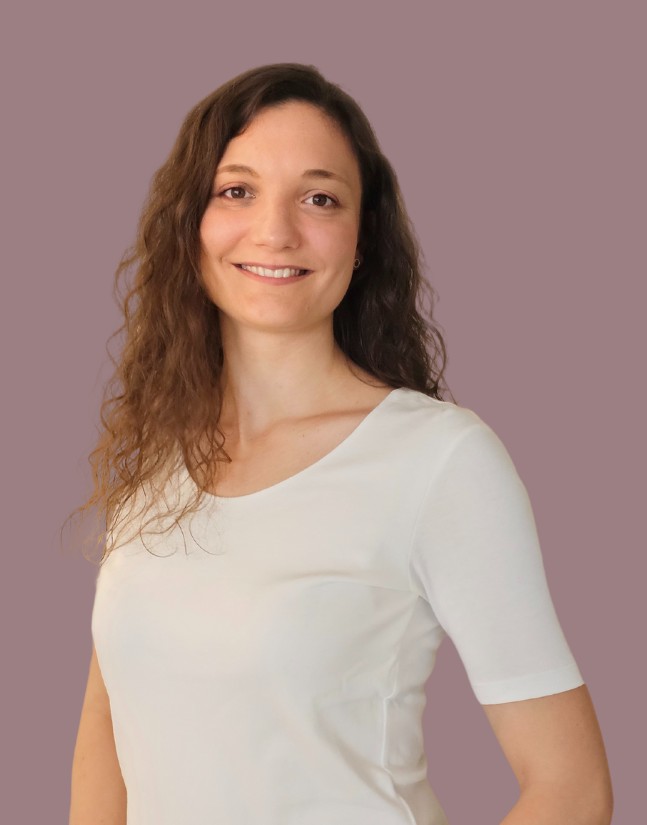 Portrait von mir selbst mit neutralem Hintergrund. Ich bin Isabelle Gotschlich, Autorin, Erzählerin und Freie Rednerin.